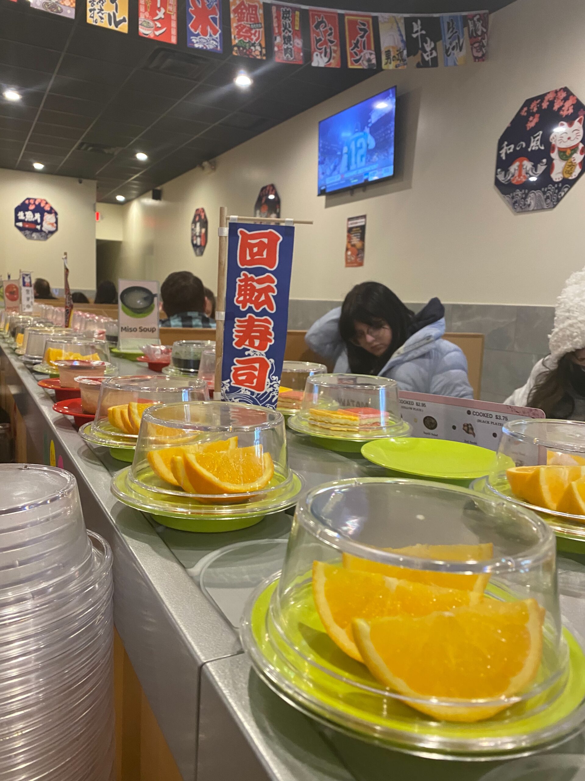 Sushi revolving outlet